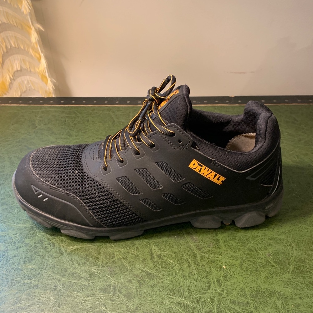 Dewalt steel toe work shoes. Size 12W.